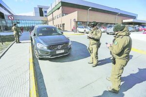 Carabineros infraccionó a 42 vehículos mal estacionados en el Hospital Clínico de Magallanes