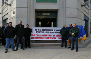 Trabajadores de Enap Magallanes preocupados manifestaron frente a edificio Central en Punta Arenas