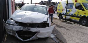 Mujer perdió el control de su vehículo chocando un auto estacionado