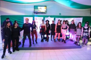 Joven diseñador magallánico presentó su nueva colección en desfile de Santo Tomás