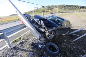 Conductor lesionado tras impactar su  auto contra un poste en Pampa Alegre