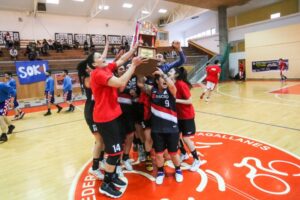 ¡Salud campeonas! Inacap levantó la copa del básquetbol federado tras superar a UMAG