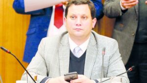 Diputado UDI exige sumario por hallazgo de joven que permanecía desde 2005 en el SML