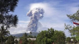 Volcán entra en erupción en isla de Indonesia afectada por terremoto y tsunami