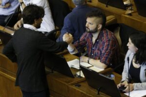 Diputado Gabriel Boric reapareció después de su tratamiento médico