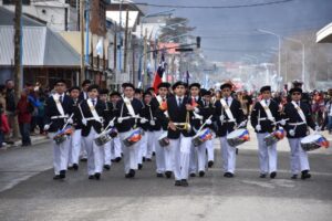 Banda de guerra de liceo de Puerto Williams se lució en el aniversario de Ushuaia