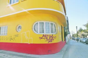 Vecinos del sector céntrico se quejan por constantes rayados en sus casas