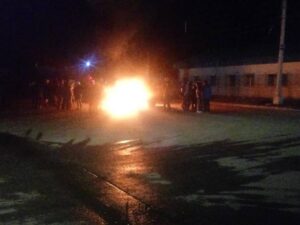 Pobladores de toma se comprometen a  no “colgarse” más al alumbrado público
