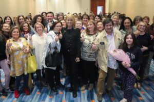 Cecilia Bolocco se reunió con magallánicas en campaña contra el cáncer de mama
