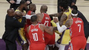 Pelea entre Houston y los Lakers dejó varios expulsados