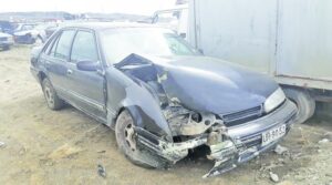 Chofer chocó poste en el aeropuerto y  se dio a la fuga