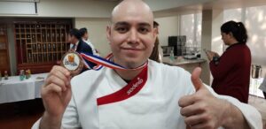 Magallánico sordo se quedó con el tercer lugar en concurso de cocina en Santiago