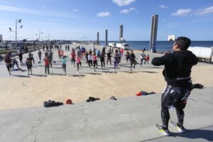 Ejercicios y bailes, fueron parte de la actividad “Actívate y Muévete junto al Estrecho”