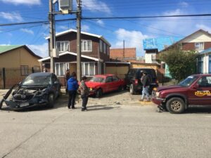 Cuatro vehículos protagonizaron choque en cadena