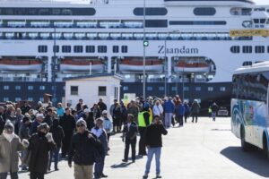 A bordo del Zaandam llegaron los primeros turistas que inauguraron la temporada de cruceros 2018-2019