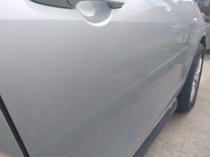 Denuncian que auto fue rayado por antisociales