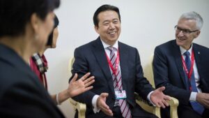 Presidente de Interpol renuncia tras ser detenido por violaciones a la ley