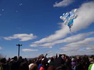 Globos biodegradables en ceremonias en cementerios