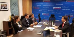 Alcalde se reunió con superintendente  de Educación: “No hay nada que esconder”