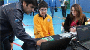Reciben computadores adaptados a sus necesidades especiales
