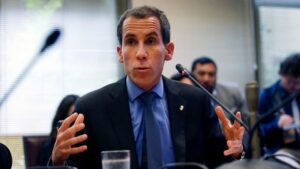 Alessandri pide aprobar Aula Segura asegurando que se “superaron a los manuales de convivencia escolar”