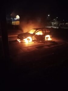 Investigan a sujetos por levantar barricadas e incendiar dos vehículos
