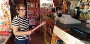 Almacenera repelió a escobazos a asaltante que trató de robar dinero desde la caja