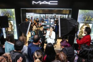 Kel Calderón visitó Punta Arenas para lanzar su labial Mac