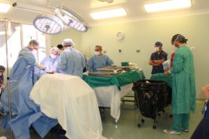Hospital Clínico realizó el primer implante de prótesis reversa de hombro