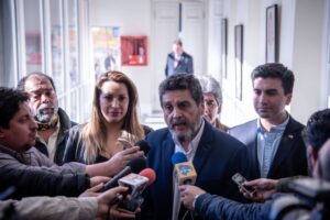 En medio de fuerte pugna de gremios del transporte culminó ayer paro camionero