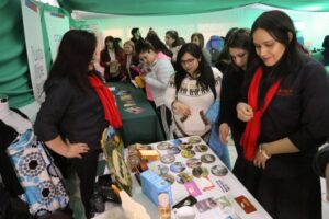 Emprendedores se encuentran en feria