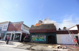 Incendio afectó segundo nivel de antiguo local comercial de Punta Arenas