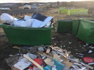 Malestar generan bateas de Servitrans llenas de desechos en terreno aledaño a residencias