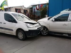 Conductor ebrio impactó auto estacionado