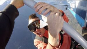 Jon James McMurray murió tras intentar lograr truco sobre una avioneta para video clip