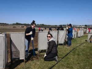 Jóvenes arborizan jardines de Unpade Magallanes