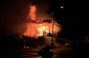 Voraz incendio dejó 12 personas damnificadas y dos bomberos lesionados