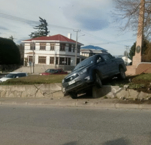 Conductor se estrelló en medio del Obelisco Uruguayo al perder el control de su camioneta