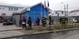 Evacúan a jardín infantil por supuesta fuga de gas en Población Aves Australes