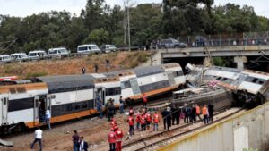 Tren descarrila y deja al menos seis personas fallecidas en Marruecos