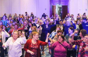 Más de 380 adultos mayores disfrutaron de fiesta en su mes