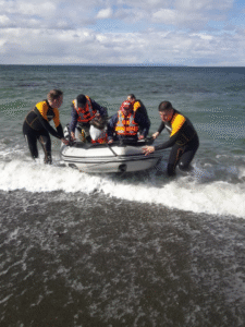 GOPE de Carabineros rescató a dos pescadores del Estrecho