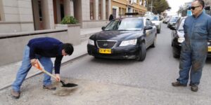 Colectiveros salieron a tapar hoyos para llamar la atención de las autoridades