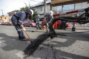 Máquina bacheadora podría partir reparando calles en las próximas semanas