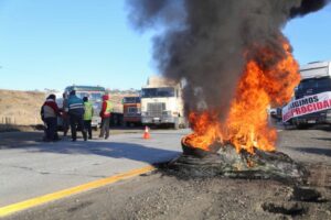 Camioneros bloquearon rutas y presionan al Gobierno