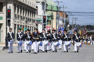 Bandas escolares se lucieron en desfile y tatoo en la Plaza Muñoz Gamero