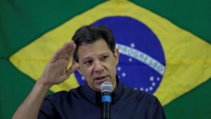 Por primera vez el rechazo a Haddad supera al de Bolsonaro