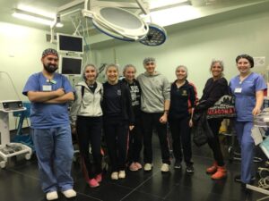 Alumnos del Colegio Británico realizaron visita a Clínica RedSalud Magallanes