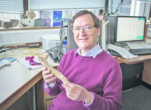 Destacado científico británico presentará libro “Darwin’s Fossils”