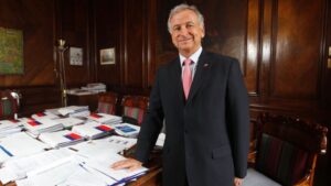 Ministro Larraín valora modernización de Ley de Bancos